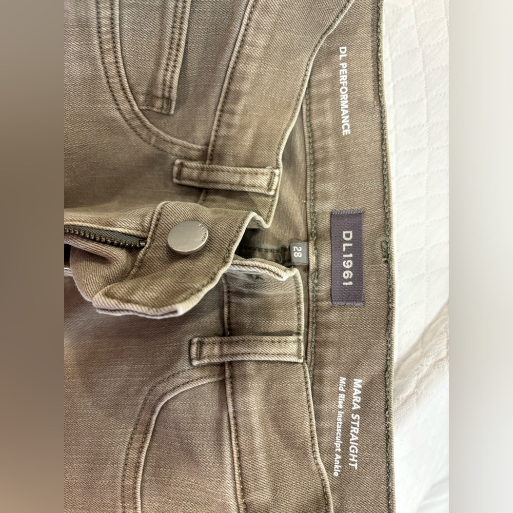 DL1961 Mara Straight Mid Rise Instasculpt Ankle